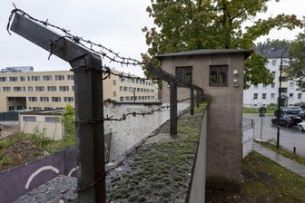Schon bald: SED-Verfolgte bekommen höhere Opferrente - Stacheldraht läuft an einem Wachturm am früheren Stasi-Gefängnis auf dem Chemnitzer Kaßberg entlang.