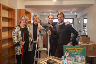 Schon geschlossen, nun geht es aber doch weiter: Paar aus Bayern rettet Buchladen in Chemnitz - Elke und Günther Ebert übergeben ihre Buchhandlung am Brühl an Tina Kniep und Maximilian Gräber (von links). Die beiden jungen Leute ziehen aus Bayern nach Chemnitz.