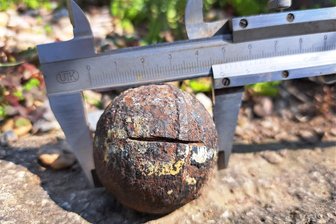 Schon gewusst? Napoleons Soldaten ließen eine Kiste mit Kanonenkugeln in Flöha zurück - 4,5 Zentimeter Durchmesser groß ist eine der französischen Kanonenkugeln, die Jürgen Werner vor Jahrzehnten mit seinem Vater ausgegraben hat.