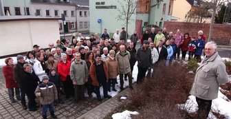 Schon in den Tagebüchern beschrieben - 
              <p class="artikelinhalt">Auf dem Platz zwischen Karl-May-Haus und der gleichnamigen Begegnungsstätte hatten sich die Teilnehmer der Wanderung versammelt. </p>
            
