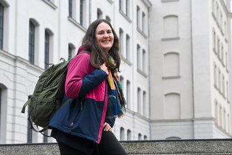 Schon mal mit einem Roboter ein Ikea-Regal aufgebaut? Womit sich eine Chemnitzer Sprachforscherin noch so befasst - Sprachwissenschaftlerin Christina Sanchez-Stockhammer erforscht das, was sie interessant, relevant und lustig findet. Dabei entsteht eine bunte Themenmischung.