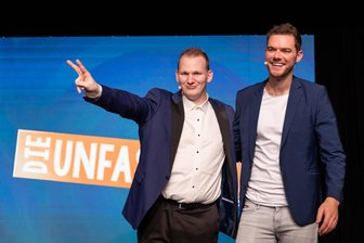 Schon mal vor Publikum hypnotisiert worden? In der Stadthalle Chemnitz ist das demnächst möglich - Die Künstler Christo (li.) und Ben David stehen seit zehn Jahren gemeinsam auf der Bühne