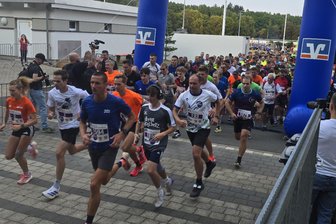 Schon mehr als 4000 Startplätze für Firmenlauf in Plauen vergeben - Auch der diesjährige Firmenlauf soll wie voriges Jahr (im Bild) im Vogtlandstadion starten.