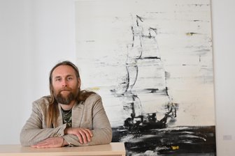 Schon Monate vor Hallenkunst-Ausstellung in Chemnitz: Kunstwerke bei Rundgang durch die „Freie Presse“-Redaktion zu sehen - Künstler Lars Teichmann aus Burgstädt vor seinem Werk „Sailing Ship 2“ in der Redaktion der „Freien Presse“.