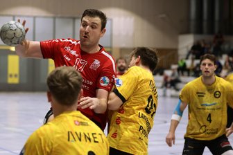 Schon vier rote Karten in einer Saison: Referees schicken Tobias Piller vom HC Glauchau/Meerane immer wieder auf die Tribüne - Tobias Piller (am Ball) führt die interne Sünder-Statistik an. Er hat schon viermal die rote Karte gesehen.