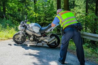 Schon wieder auf der B 283: Weiterer Biker gestürzt und verletzt - 