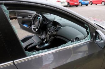 Schon wieder Auto in Zwickau aufgebrochen - Im Fall von eingeschlagenen Autoscheiben, wie in diesem Archivbild, sollen Betroffene sofort die Polizei rufen.