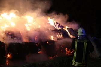 Schon wieder Brandstiftung in Mühlbach? 110 Strohballen in Flammen - 