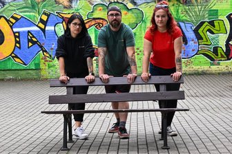 Schon wieder: Chemnitzer Jugendklubs droht die Schließung - Stefanie Lederer, Renè Di Carlo und Lisa Zumpe (von links) betreuen das Kinder- und Jugendzentrum „Punkt West“ an der Oberfrohnaer Straße in Chemnitz. Vom Jugendamt veranlasste Kürzungen beim Personal könnten das baldige Aus für die Einrichtung bedeuten.