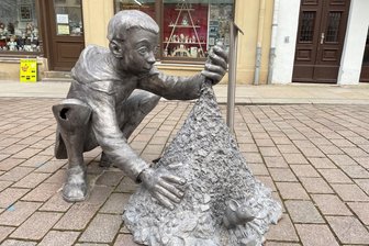 Schon wieder ein Freiberger Kunstwerk beschädigt: Klaubejunge musste daran glauben - Die Figur Klaubejunge auf der Petersstraße in Freiberg wurde beschädigt. Sie gehört zum Silberweg.