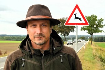 Schon wieder ein Wildunfall: Darf der Jäger ein überfahrenes Wildschwein oder Reh behalten? - Andreas Brandt ist seit Mai 2023 Vorsitzender des Jagdverbandes Hainichen. Er steht hier an der S 201 zwischen Hainichen und Mittweida im Bereich der Tankstelle Rossau, wo oft mit Wildwechsel zu rechnen sei.