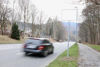 Schon wieder fehlt im Erzgebirge ein Ortsschild - Nur ein leerer Rahmen: Das Ortseingangsschild an der Bundesstraße 169 in Bad Schlema ist entwendet worden. Eine Ersatztafel ist mittlerweile installiert.