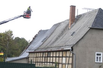 Schon wieder Feueralarm in Alt-Chrieschwitz - Der Notarzt kam am Mittwochnachmittag mit dem Hubschrauber nach Alt-Chrieschwitz. Der Schaden hielt sich in Grenzen. Die Feuerwehr konnte den Brand schnell löschen.