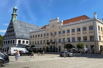 Schon wieder Hakenkreuze am Rathaus in Zwickau - Das Zwickauer Rathaus war jetzt schon zweimal von Nazi-Schmierereien betroffen. Man ist dort aber schnell und lässt die verbotenen Symbole stets umgehend entfernen.