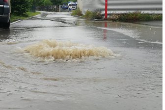 Schon wieder Land unter in Mylau: So regiert der Abwasserverband - In Mylau drückte beim Unwetter am 15. Juni das Schmutzwasser aus dem Kanal hoch und lief in Grundstücke der Anliegerstraße.