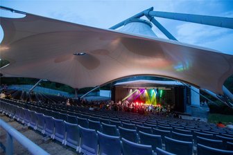 Schon wieder leere Stuhlreihen: Warum floppen die Sommer-Events im Plauener Parktheater? - Gähnende Leere am Samstag im Plauener Parktheater. Schlagerstar Ross Antony trat auf. Nur etwa 300 Leute wollten ihn erleben.