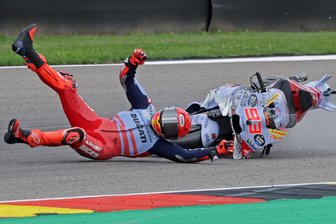 Schon wieder Marquez: Am Sachsenring stockt den Fans des achtmaligen Weltmeisters der Atem - Schrecksekunde am Sachsenring: Marc Marquez stürzt spektakulär in Kurve 11.