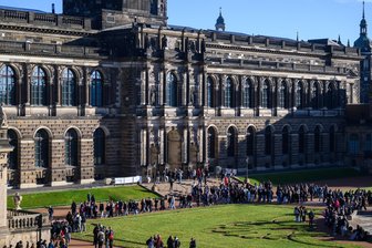 Schon wieder Millionenraub in Dresden geplant? Polizei schützt Porzellanschatz im Zwinger - Zahlreiche Touristen sind bei Sonnenschein im Dresdner Zwinger unterwegs.