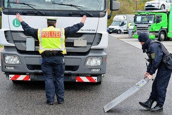 Schon wieder Planenschlitzer an der A4: Schaden liegt bei mehr als 100.000 Euro - Tatort Parkplatz Rossauer Wald: Hier wurden erneut Lkw ausgeraubt. Das Bild zeigt eine frühere Kontrolle. 