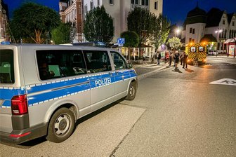 Schon wieder Polizei-Einsatz auf Postplatz in Aue: 19-Jähriger von Auto erfasst und schwer verletzt - Polizei und Rettungsdienst sind am Mittwochabend erneut auf dem Postplatz in Aue im Einsatz gewesen. Ein 19-Jähriger war schwer verletzt worden und wurde in ein Krankenhaus gebracht.