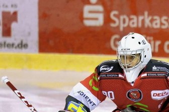 Schon wieder Schiri-Ärger: Wie die Eispiraten reagieren - Eispiraten-Keeper Oleg Shilin - hier im Heimspiel gegen Regensburg - stand am Sonntag beim Gastspiel in Landshut besonders im Fokus. 