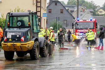 Schon wieder: Schlammwelle rollt durch Gornsdorf - Die Gornsdorfer Feuerwehrleute waren ab Donnerstagmorgen im Dauereinsatz. 