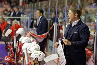 Schon wieder sieben Gegentore: Eispiraten Crimmitschau verlieren beim EV Landshut - Eispiraten-Trainer Jussi Tuores (Foto vom Heimspiel am Freitagabend) sah in Landshut eine enttäuschende Leistung seiner Mannschaft.