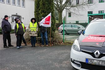 Schon wieder Streik: Regiobus erwartet massive Einschränkungen Mittwoch und Donnerstag - Ein Streikposten harrte bei Wind und Nieselwetter am 2. Februar vor dem Regiobus-Betriebshof in Mittweida seit 3.40 Uhr am frühen Morgen aus.