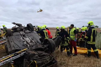 Schon wieder Unfall auf der B 173 zwischen Lichtentanne und Schönfels: VW überschlägt sich – Rettungshubschrauber im Einsatz - Drei Personen wurden beim Unfall auf der B 173 schwer verletzt.
