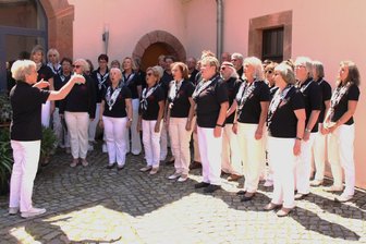 Schon zum 50. Mal: Chor in Wechselburg empfängt zum Park- und Basilika-Singen - Der Paul-Fleming-Chor Wechselburg im Brunnenhof des Klosters zum Park- und Basilika-Singen 2023. Zum Chor gehören 37 Mitglieder.