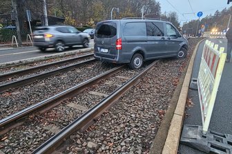 Schon zum dritten Mal seit Freitag: Autos geraten im Plauener Norden ins Gleisbett - Ein Mercedes-Bus ist am Dienstagmorgen ins Gleisbett der Plauener Straßenbahn gefahren.