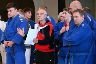 Schon zwei Jahre in der Warteschleife - Die Mannschaft des JV Ippon Rodewisch bei einem Wettkampf 2019 in Crimmitschau - vorn Mitte Hans-Herbert Luderer, Trainer und zugleich Vizepräsident des Vereins. 