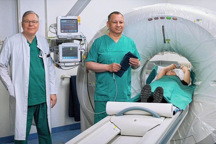 Schonende Alternativen zum Herzkatheter - Professor Stefan G. Spitzer (links) und Dr. Clemens T. Kadalie am CT-Gerät in der Praxisklinik Herz und Gefäße in Dresden. Die Strahlenbelastung ist deutlich geringer als noch vor einigen Jahren. 
