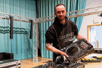 School out Part 2: Warum ein Eventmanager im Erzgebirge ein großes Herz für Teenies hat und zur Disco nach Bärenstein einlädt - Randy Reichel bereitet die "School Out, die Teenie Disco" im Event-House Bärenstein vor. Sie startet Samstag. 