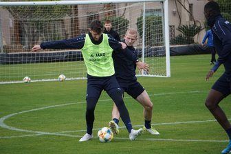 Schoppenhauer absolviert nur Teiltraining - Clemens Schoppenhauer (rechts, im Trainingsduell mit seinem Teamkollegen Dejan Bozic im gelben Leibchen), hat mit Oberschenkelproblemen zu kämpfen. 