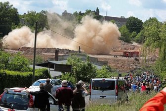 Schornstein der Kammgarnspinnerei verabschiedet sich mit einem Knall - Um 13 Uhr ist der 45 Meter hohe Schornstein der ehemaligen Kammgarnspinnerei gesprengt worden.