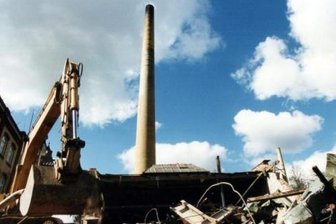 Schornstein von Baumwollspinnerei gesprengt - Dieser Schornstein (hier eine Aufnahme von 2011) ist nun Geschichte: Am Samstag wurde er gesprengt.