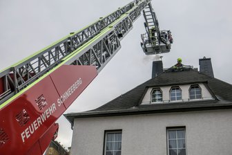 Schornsteinbrand - Feuerwehr rückt aus - 