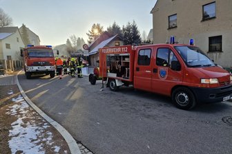 Schornsteinbrand hält Einsatzkräfte in Stein in Atem: Ein Feuerwehrmann verletzt - Ein Schornsteinbrand in der Bergstraße in Stein hat die Einsatzkräfte aus Königshain-Wiederau in Atem gehalten.