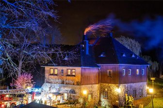 Schornsteinbrand im Erzgebirge: Feuerwehren rücken zu Gaststätte aus - Aus dem Schornstein der Gaststätte in Alberoda flogen am späten Mittwochabend die Funken.