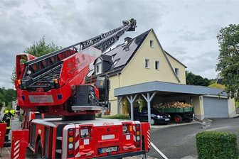 Schornsteinbrand in Drebach: Sieben Menschen behandelt - Löscheinsatz in Drebach.