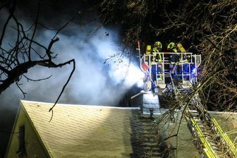 Die Feuerwehr musste das Dach kühlen, damit das Feuer sich nicht weiter ausbreitet.