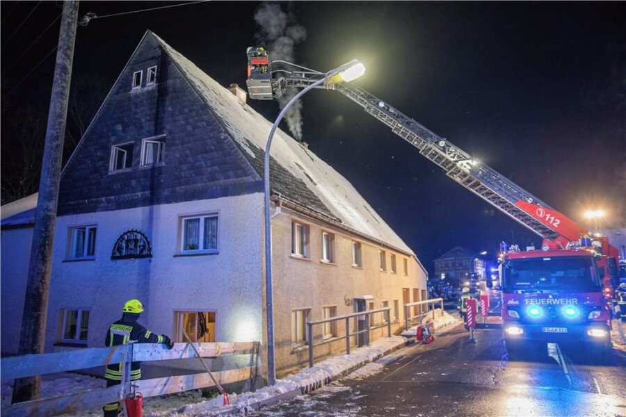 Schornsteinbrand in Mulda: 50 Feuerwehrleute gefordert - Ehepaar lebt weiter im Haus - Zu einen Schornsteinbrand kam es am Sonntagabend gegen 21.15 Uhr in Mulda in Mittelsachsen. 