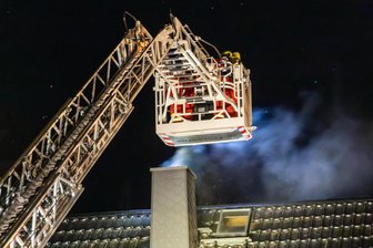 Schornsteinbrand in Sosa: Feuerwehr im Einsatz - Auch die Drehleiter kam zum Einsatz.