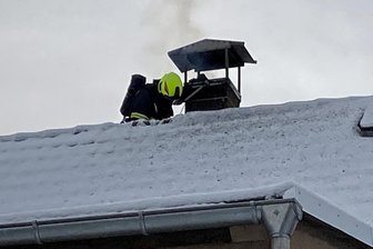Schornsteinbrand in Zschoppelshain: Vier Feuerwehren im Einsatz - Mehrere Feuerwehren wurden zu einem Schornsteinbrand in Zschoppelshain gerufen.
