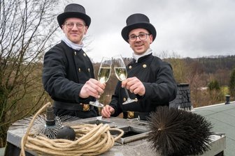 Schornsteinfeger stoßen auf das neue Jahr an -