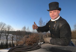 Schornsteinfegermeister verteilt das Glück - 
              <p class="artikelinhalt">Bezirksschornsteinfegermeister André Stephan steigt den Hausbesitzern in Seiffen und Umgebung aufs Dach. Er sagt: "Einen Haufen Glück mit sich herumschleppen ist nicht das Problem, sondern es richtig zu verteilen."</p>
            