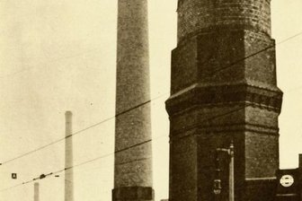 Schornsteinriege am Falkeplatz - Die historische Ansicht der Schornsteine des Straßenbahn-Kraftwerks im Bereich des Falkeplatzes und der Falkestraße.