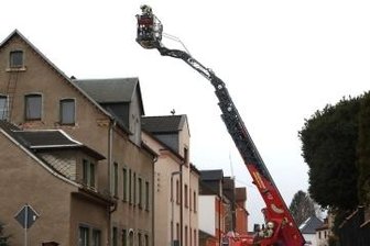 Schornsteinteile drohen abzustürzen - Auch die Drehleiter kam beim Bergen loser Schornsteinteile an einem Haus am Hofgraben in Gersdorf zum Einsatz.