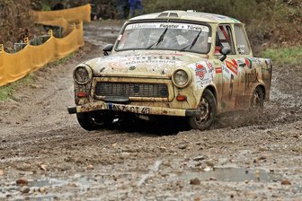 Schottercup: Einziger Trabi bei Rallye Wittenberg kommt aus dem Erzgebirge - und auch ins Ziel - Ramponiert ist gar kein Ausdruck. Trotzdem kamen Michael Schröder/ Susann Finger ins Ziel.